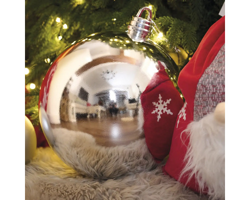 Silberfarbene Christbaumkugel unter dem Weihnachtsbaum
