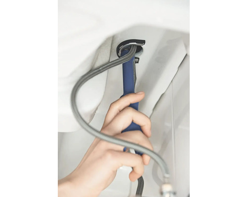 Installation eines Waschbeckenwasserhahns mit einem Werkzeug