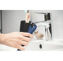 Installation eines Wasserhahns mit einem Schraubenschlüssel