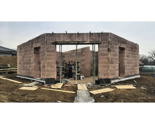 Rohbau eines Hauses mit Mauerwerk und Türöffnungen