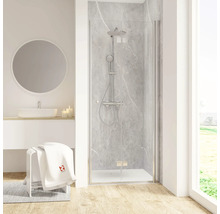 Badezimmer mit Duschkabine, Waschbecken, Spiegel und Handtuch