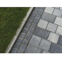 Pflastersteine in Grau und Rasenfläche mit Randstein
