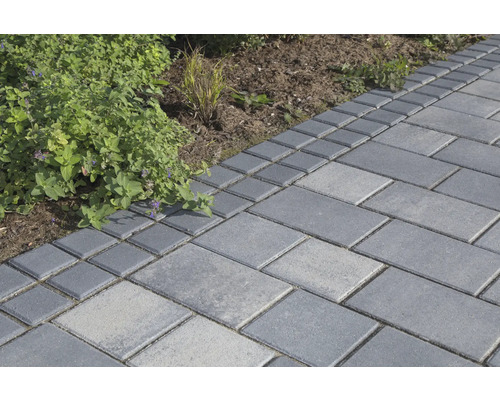 Pflastersteine im Gartenweg mit rechteckigem Design