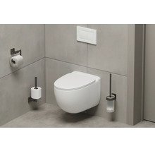 Modernes Badezimmer mit wandhängendem WC, Toilettenpapierhalter, Toilettenbürste und Spültaste