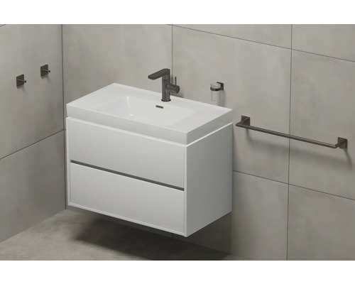 Badezimmer mit Waschbeckenunterschrank, Armatur, Handtuchhalter, Seifenspender und Haken