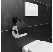 Schwarzer Toilettenpapierhalter mit Toilettenpapierrolle an einer Badezimmerwand