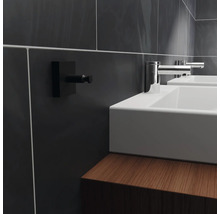 Badezimmer mit zwei Waschbecken, Armaturen und Handtuchhaken