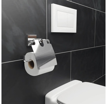 Toilettenpapierhalter aus Metall mit Toilettenspülung an einer gefliesten Wand