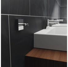 Badezimmer mit Waschbecken, Armaturen und Handtuchhaken