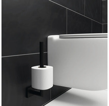 Wand-WC und Toilettenpapierhalter im Badezimmer
