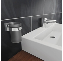 Badezimmer Waschbecken mit Armatur und Zahnputzbecher