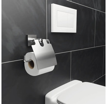 Toilettenpapierhalter aus Metall mit Toilettenspülung im Badezimmer