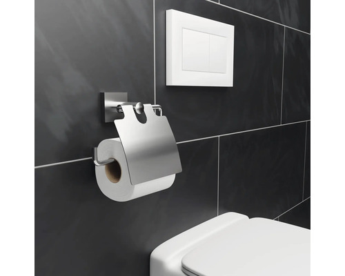 Toilettenpapierhalter aus Metall mit Toilettenspülung im Badezimmer