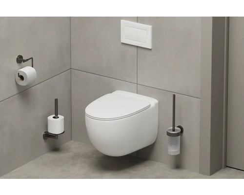 Modernes Badezimmer mit wandhängendem WC, Toilettenpapierhalter und WC-Bürste