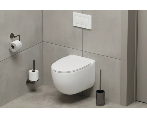 Modernes Badezimmer mit wandhängendem WC, Toilettenpapierhalter und Toilettenbürste