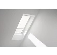 Dachfenster mit Rollo in einem hellen Raum