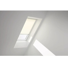 Dachfenster mit Rollo in einem hellen Raum.