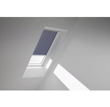 Dachfenster mit Verdunkelungsrollo im Innenraum