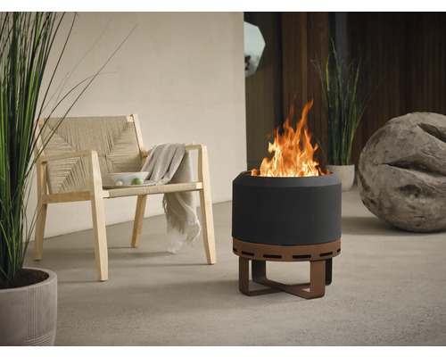 Szene mit Feuerstelle, Stuhl und Dekoration für den Außenbereich