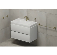 Modernes Badezimmer mit weißem Waschtischunterschrank, Armatur, Handtuchhalter und Wandhaken.