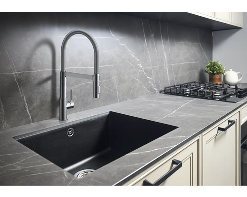 Küchenspüle mit flexiblem Wasserhahn vor Arbeitsplatte