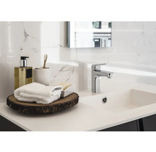 Modernes Badezimmerwaschbecken mit Armatur und Accessoires