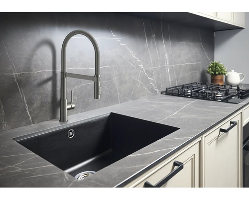 Küchenspüle mit Wasserhahn und Arbeitsplatte