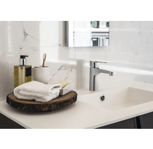 Badezimmer Waschbecken mit Armatur, Seifenspender, Zahnbürste und Handtüchern auf Holztablett
