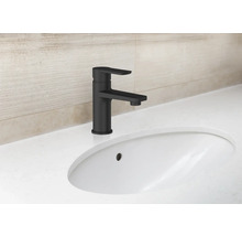 Waschtischarmatur aus Metall auf einem Waschbecken