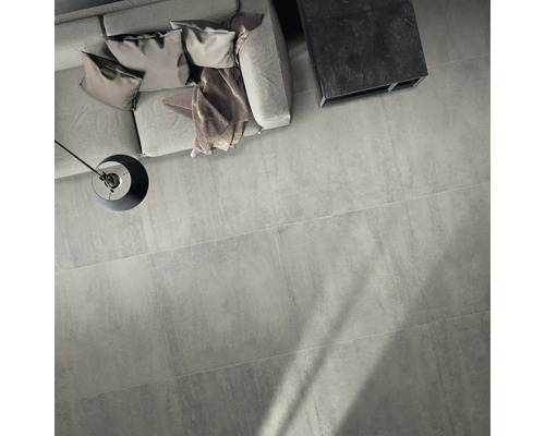 Bodenfliesen in Wohnraum mit Sofa, Tisch und Stehlampe