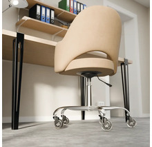 Büroszene mit Schreibtisch und Bürostuhl mit Rollen
