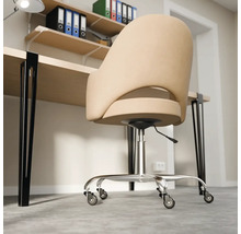 Büro mit Schreibtisch und Drehstuhl