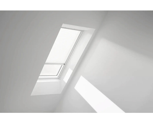 Dachfenster mit Jalousie im hellen Raum