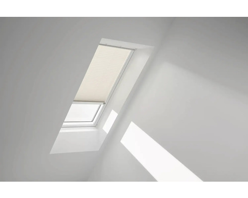 Dachfenster mit Plissee im weißen Raum