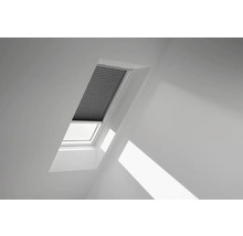 Dachfenster mit geschlossenem Plissee zur Verdunkelung