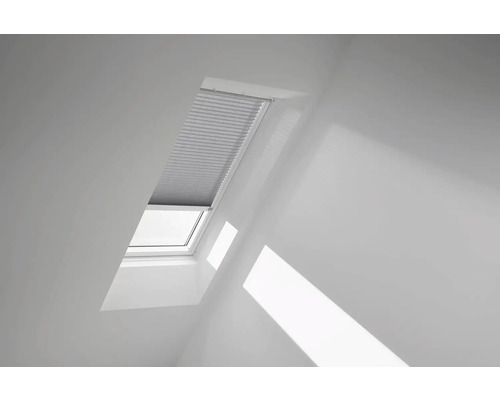 Dachfenster mit Jalousie in einem hellen Raum