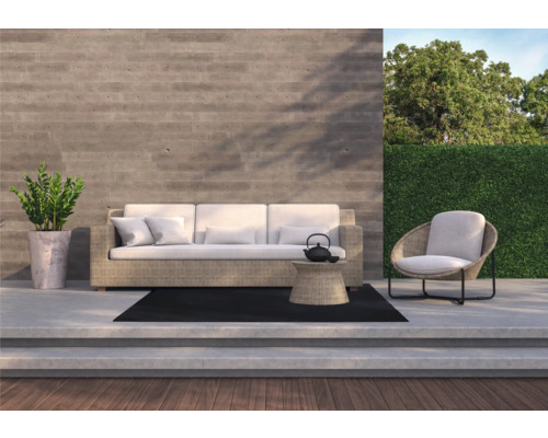 Terrasse mit Lounge-Möbeln, Pflanze und Dekoration