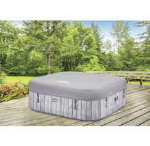 Aufblasbarer Whirlpool mit Abdeckung im Garten