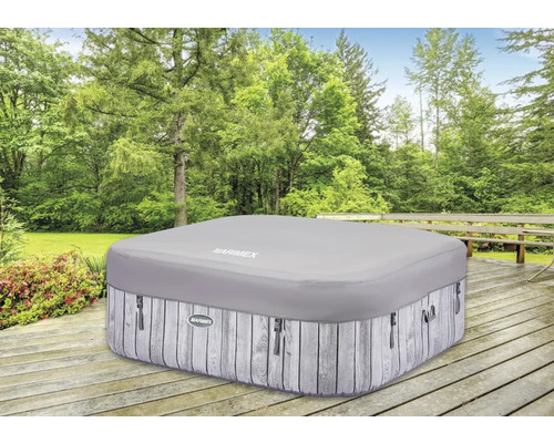 Aufblasbarer Whirlpool mit Abdeckung im Garten