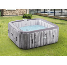 Aufblasbarer Whirlpool mit Holzoptik im Garten.