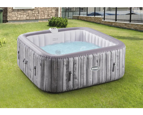 Aufblasbarer Whirlpool mit Holzoptik im Garten.