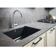 Küchenspüle mit Wasserhahn, Arbeitsplatte und Kochfeld in einer modernen Küche