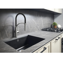 Küchenszene mit Spüle, Armatur, Kochfeld und Arbeitsplatte im modernen Design.