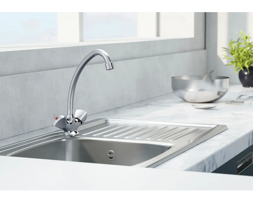 Küchenspüle aus Edelstahl mit Armatur