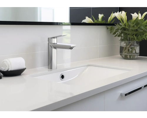 Modernes Badezimmer mit Waschbecken, Armatur, Handtuch und Blumenvase