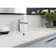 Modernes Badezimmer mit Waschbecken, Armatur und Handtuch