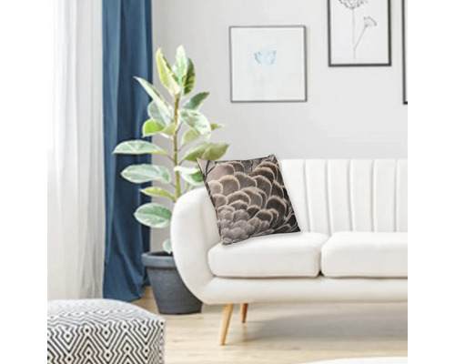 Dekokissen mit Federdesign auf einem Sofa in einem Wohnzimmer