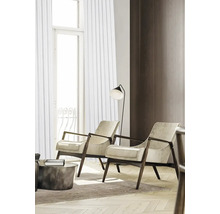 Zwei Sessel aus Stoff und Holz in einem hellen Wohnzimmer