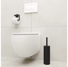 Wandhängendes WC mit Betätigungsplatte, Toilettenpapierhalter und Toilettenbürste