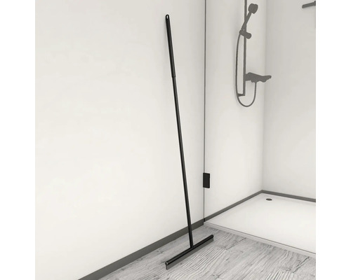 Schwarzer Duschabzieher im Badezimmer